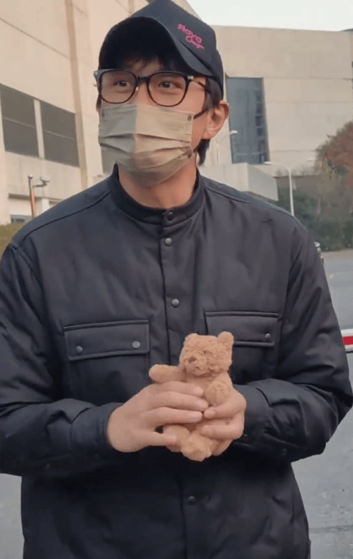 邓超瘦成“男大”！46岁状态超绝下颌线清晰