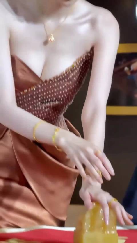 请给内娱慷慨又富有的女明星们流量，谢谢，拜托了