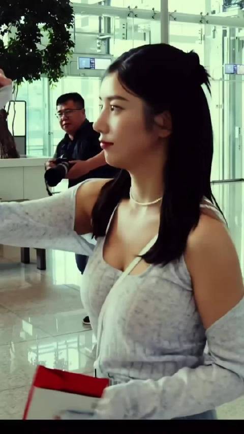 权恩妃走路粉集会展现宠粉态度