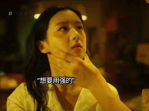 男友在杯子里下药