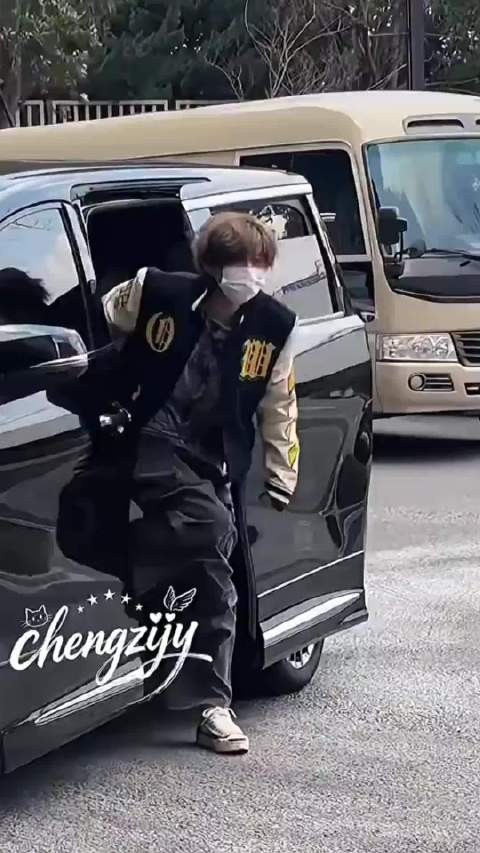 鹿晗录制五哈路透曝光，风吹乱发鞠躬礼貌