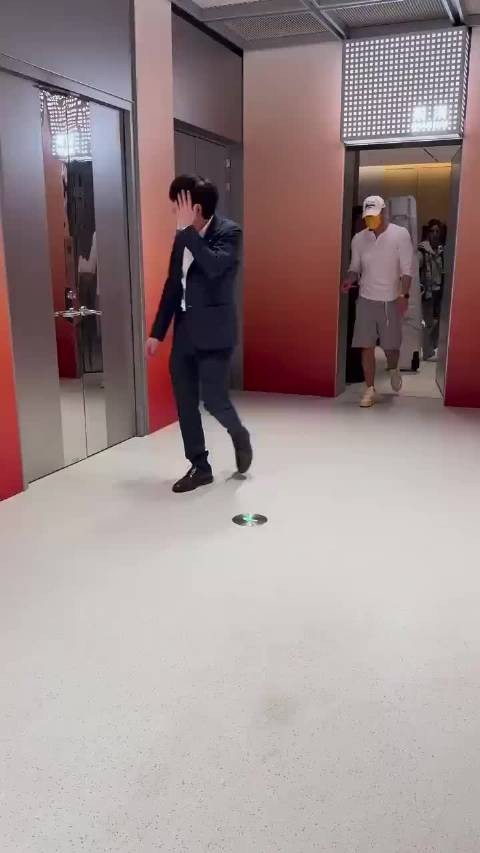 黄子韬徐艺洋滑雪后回酒店被拍，互动冷淡引猜测