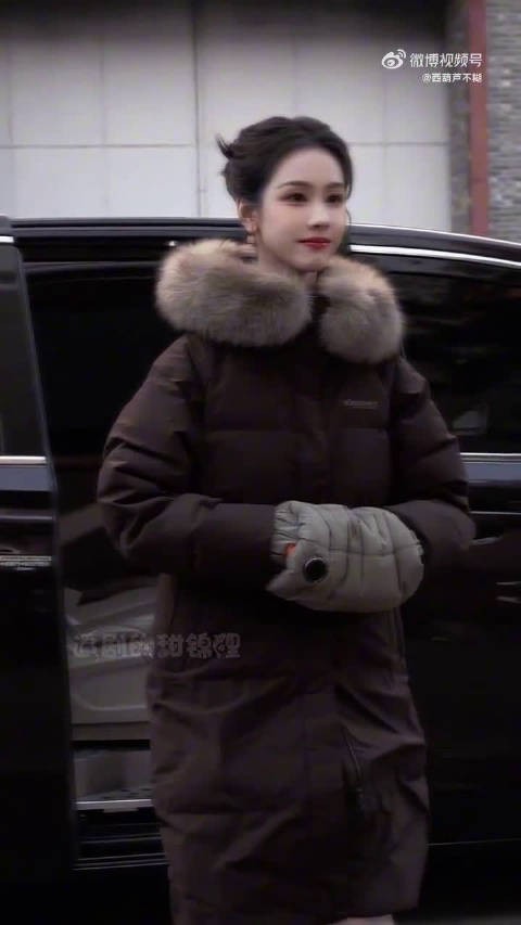 羽绒服都藏不住的好身材，陈都灵你真的别太离谱，美到犯规！