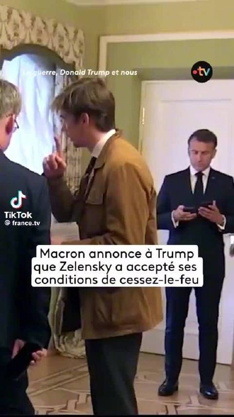 他们打电话和我们没啥区别嘛， 特特还没有睡醒，估计很不爽