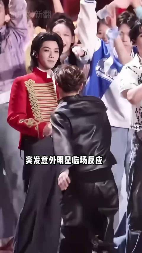 抓拍明星下意识反应看人品，邓为一把护住王玉雯，丁禹兮飞奔救人 卢昱晓 邓为