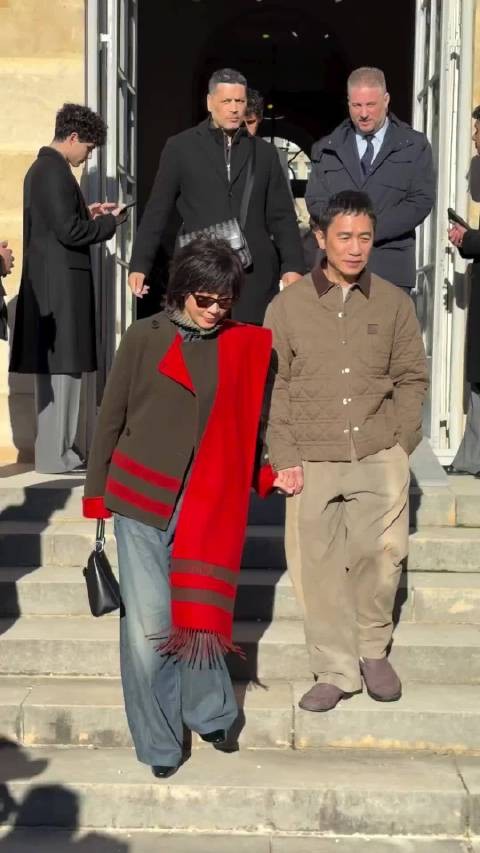 梁朝伟刘嘉玲现身Dior大秀, 梁朝伟还是那么i哈哈哈,紧抓着刘嘉玲不放