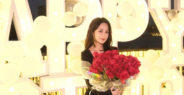 阿娇生日美照释出！穿吊带裙捧玫瑰甜笑