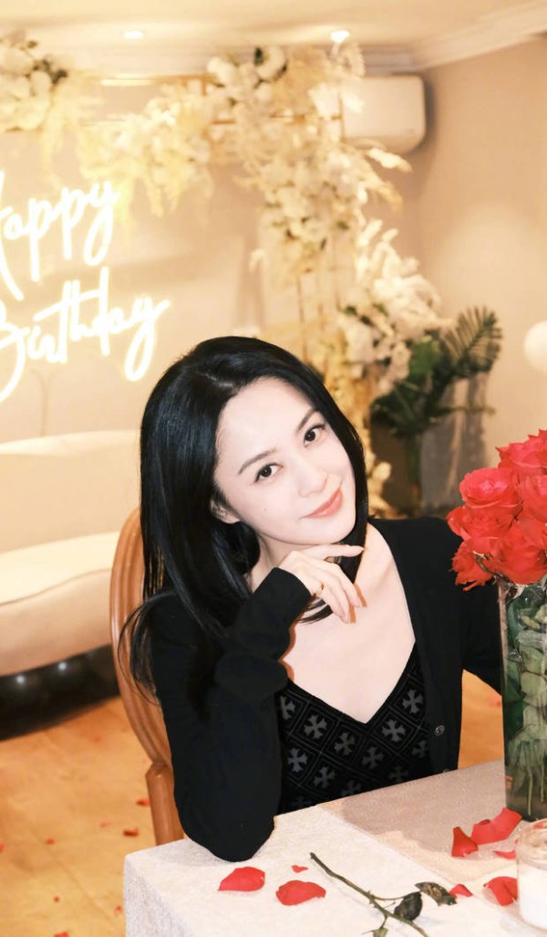 阿娇白到发光,状态超好。