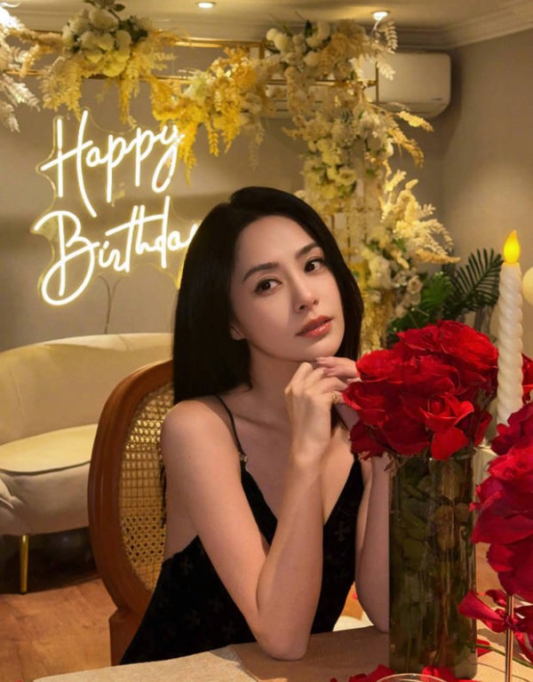 阿娇妆容精致,美貌迷人。