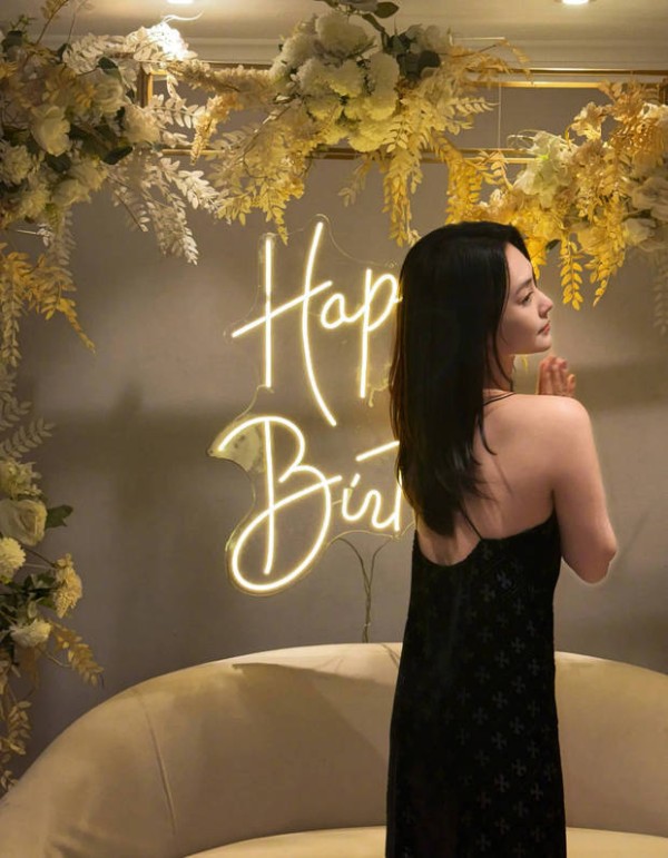 阿娇大方秀光滑美背,肌肤白皙。