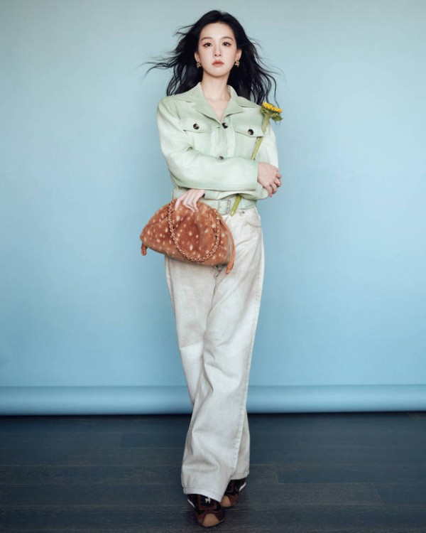 陈都灵神态从容,气场松弛雅致。