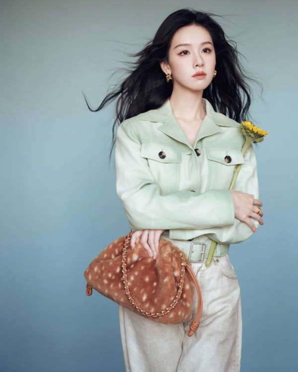 陈都灵发丝飞扬,青春活力。