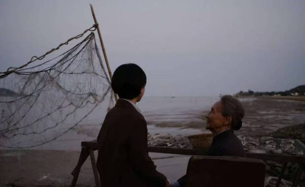 赵丽颖望向海面,氛围动人。