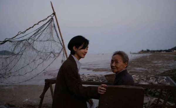 赵丽颖轻扶椅背,深情看向吴彦姝。