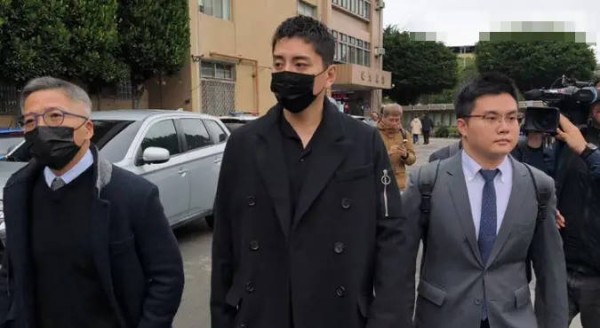 王大陆庭上自称“在当兵”引困惑！否认教唆查询个资