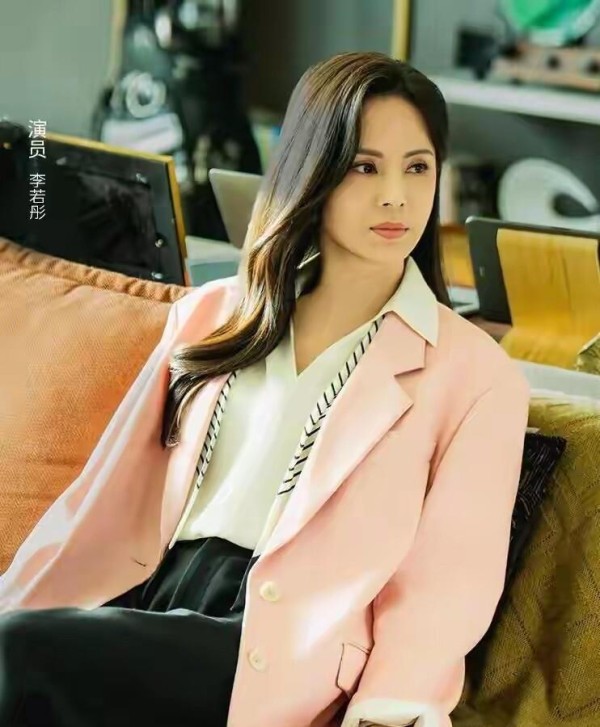 59岁李若彤近照曝光：素颜无皱纹，坚持健身24年，回应不婚不育质疑