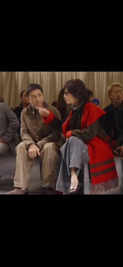 梁朝伟刘嘉玲同框看秀咬耳聊天,相伴40年恩爱如初