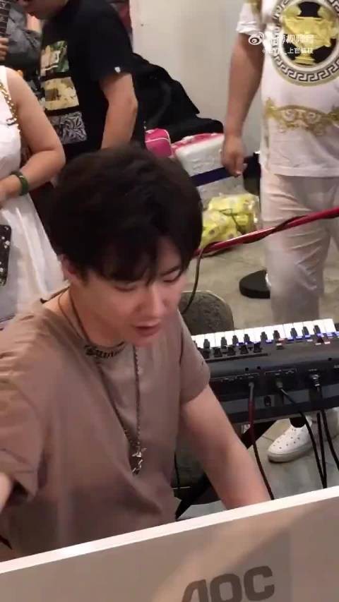 素颜很帅啊，笑眯眯的眼神一直很真诚很温暖，老大真的是个温柔的男人，好喜欢