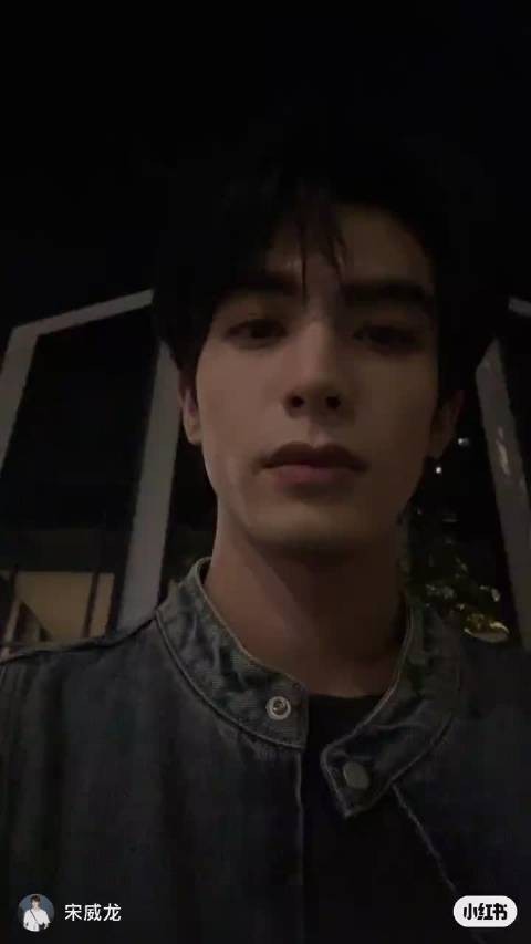 宋威龙凌晨突袭直播因网络中断,后连发三版歌曲安抚粉丝