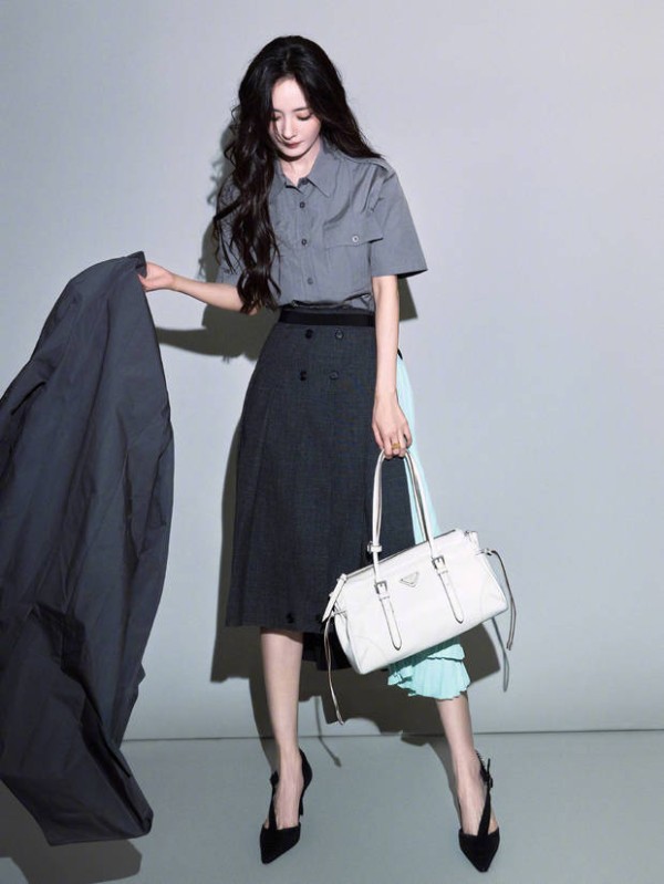 杨幂灰调层叠穿搭简约大气 冷艳随性魅力尽显