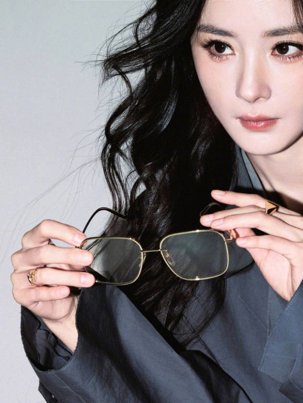 杨幂持金框墨镜，眼神清冷灵动。