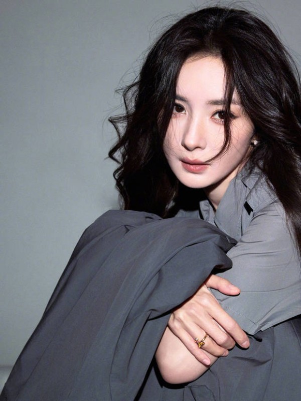 杨幂发丝微拂尽显慵懒。