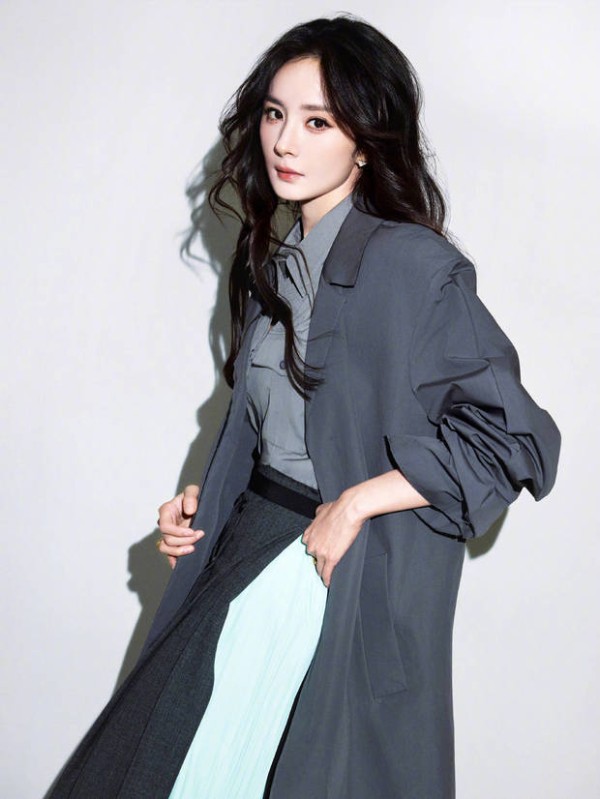 杨幂侧身而立气场十足。