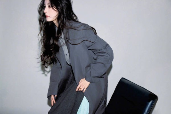 杨幂侧颜冷艳大气。