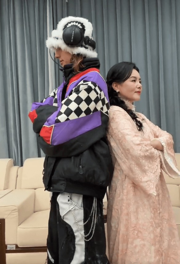 雅酷高出妈妈近一头的身高,约180cm以上。