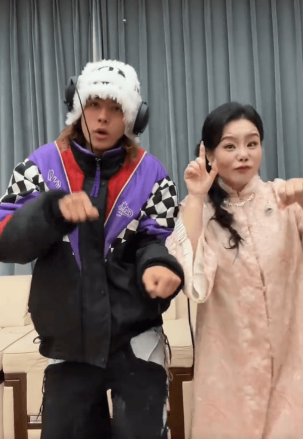 雅酷是中德混血,立体五官与爸爸很相似。