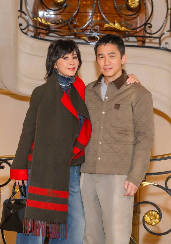 刘嘉玲梁朝伟楼梯旁相拥。