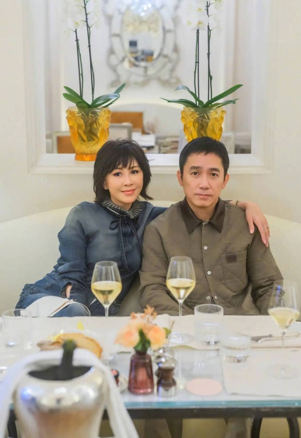 刘嘉玲梁朝伟餐厅同坐，温馨惬意。