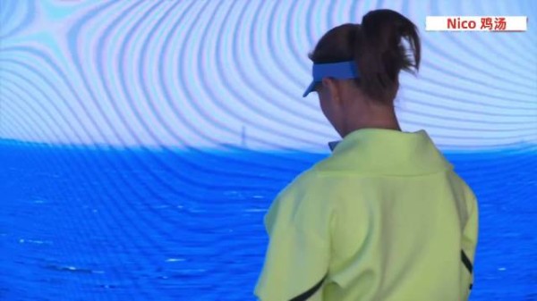 邀请观众关注并为圆月加油,现场有华人观众支持