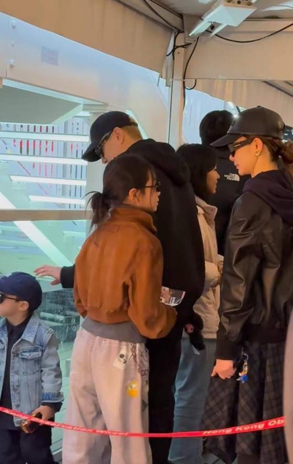 香港偶遇戚薇一家,seven穿姐姐外套毫无违和感,一家都是墨镜控