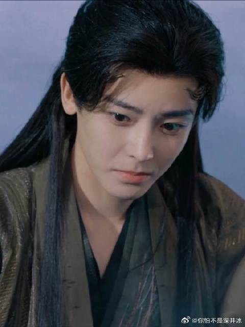 肖瑶质问红烨偷看洗澡，红烨否认称听我解释