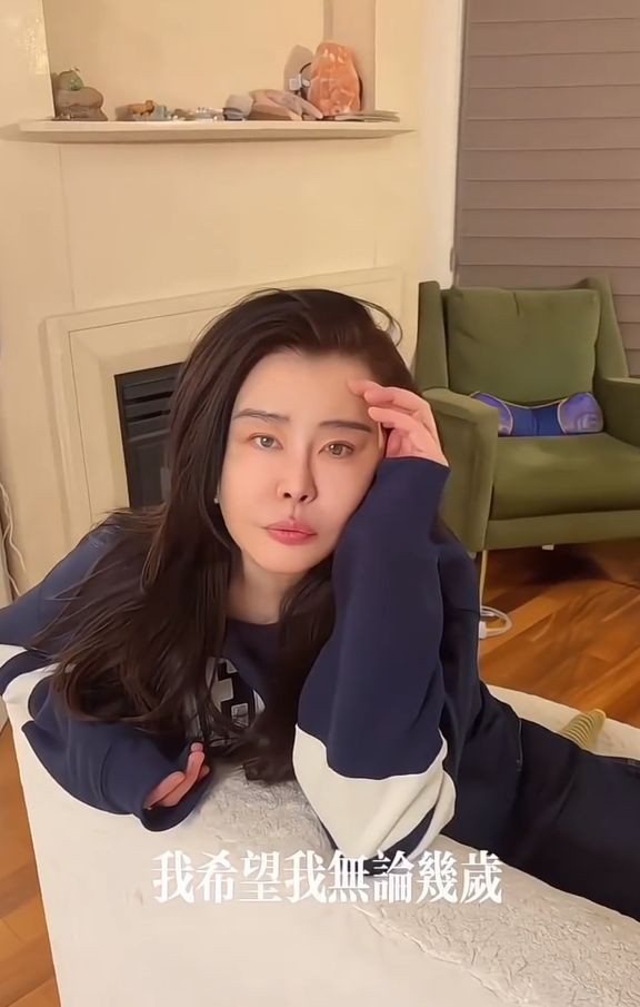 王祖贤晒正面视频：深色卫衣好休闲，皮肤白皙长发飘飘