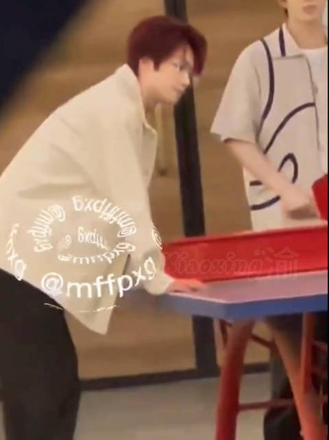 梓渝红发银丝眼镜造型亮相，手撑乒乓球桌展轻松魅力