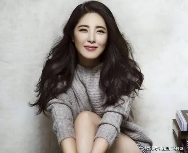 中戏两百年一遇美人曾黎,追求者站满中戏操场,50岁至今未婚