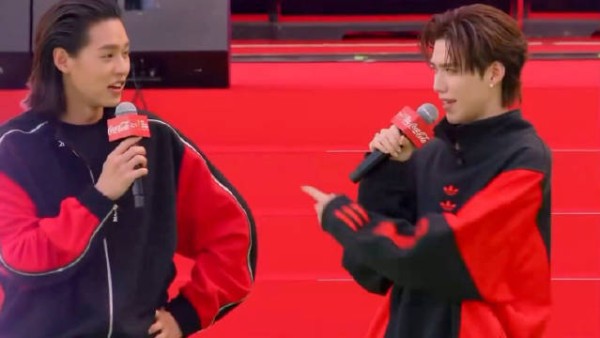 猫狗互动默契支持同一队