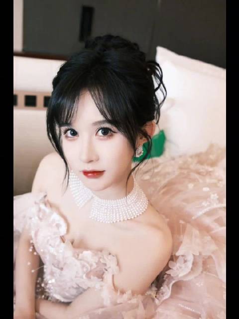 段艺璇粉白渐变蓬蓬裙亮相,褶皱纹理似炸虾片