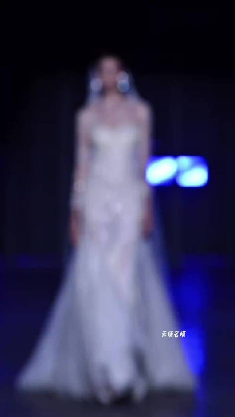 李晨走秀小意外展现超模素养,爬起来的速度干净利索