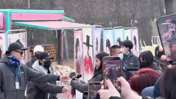 卢昱晓戴粉丝礼物现身,新剧《何不同舟渡》引期待