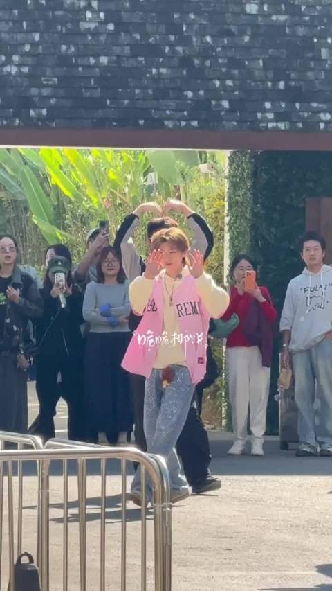 1月25日，网友分享鹿晗@M鹿M 录制五哈路透，鹿晗特意小跑出来跟粉丝打招呼