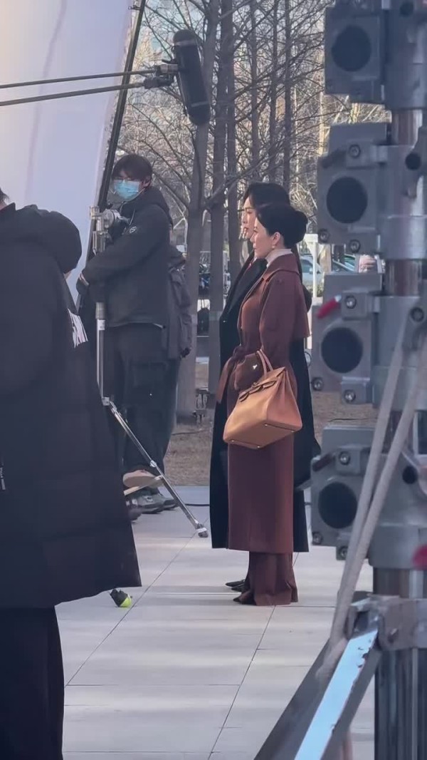 我想说俞飞鸿腰杆真直,体态太好了,气质身材侧颜都绝顶!她好适合演富太太