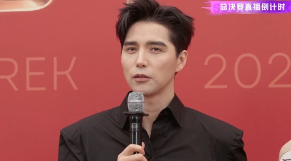 阿云嘎红毯亮相总决赛，黑衬衫喇叭裤造型吸睛