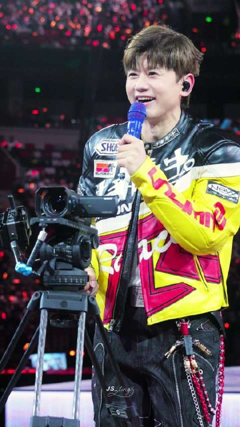 张杰成都演唱会黄毛造型引热议，少年感十足