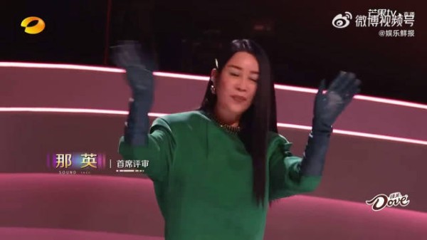 华晨宇今天的造型杀疯了！黑西装加白花点缀，绅士风度直接拉满，帅到移不开眼