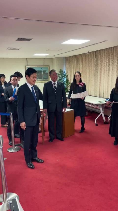 高市早苗微笑支持涉丑闻独立候选人西村康稔