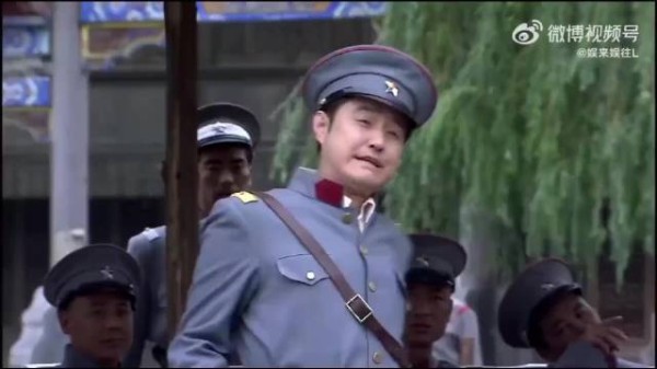 姨太和副官眉目传情，旅长没说话，假装枪走火毙了副官