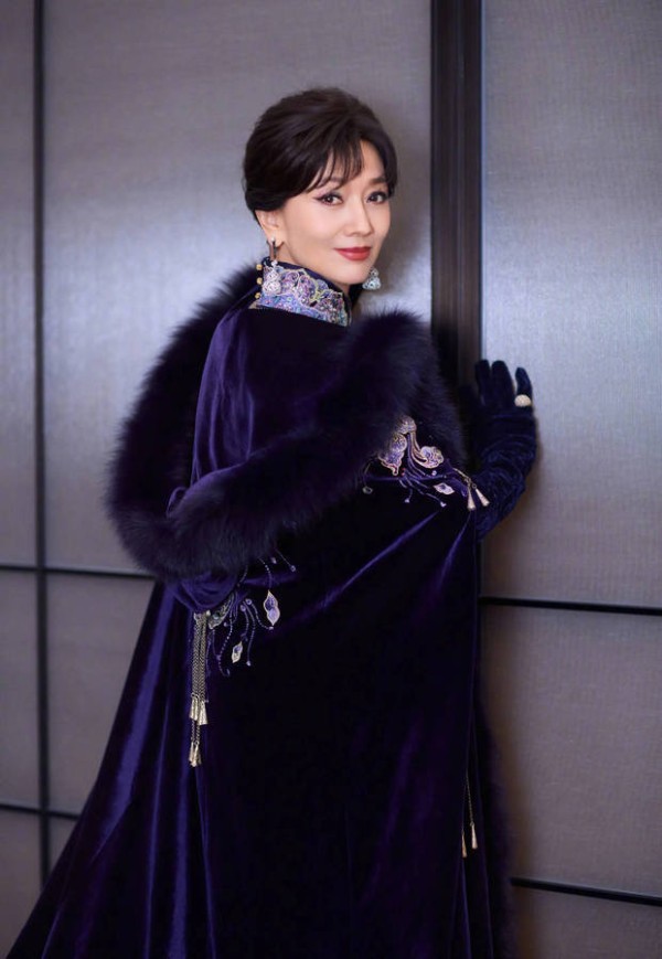 搜狐娱乐讯 25日，赵雅芝在社交平台上晒出一组美照，并配文称：“民族风鲜活又热烈……还暖和。”